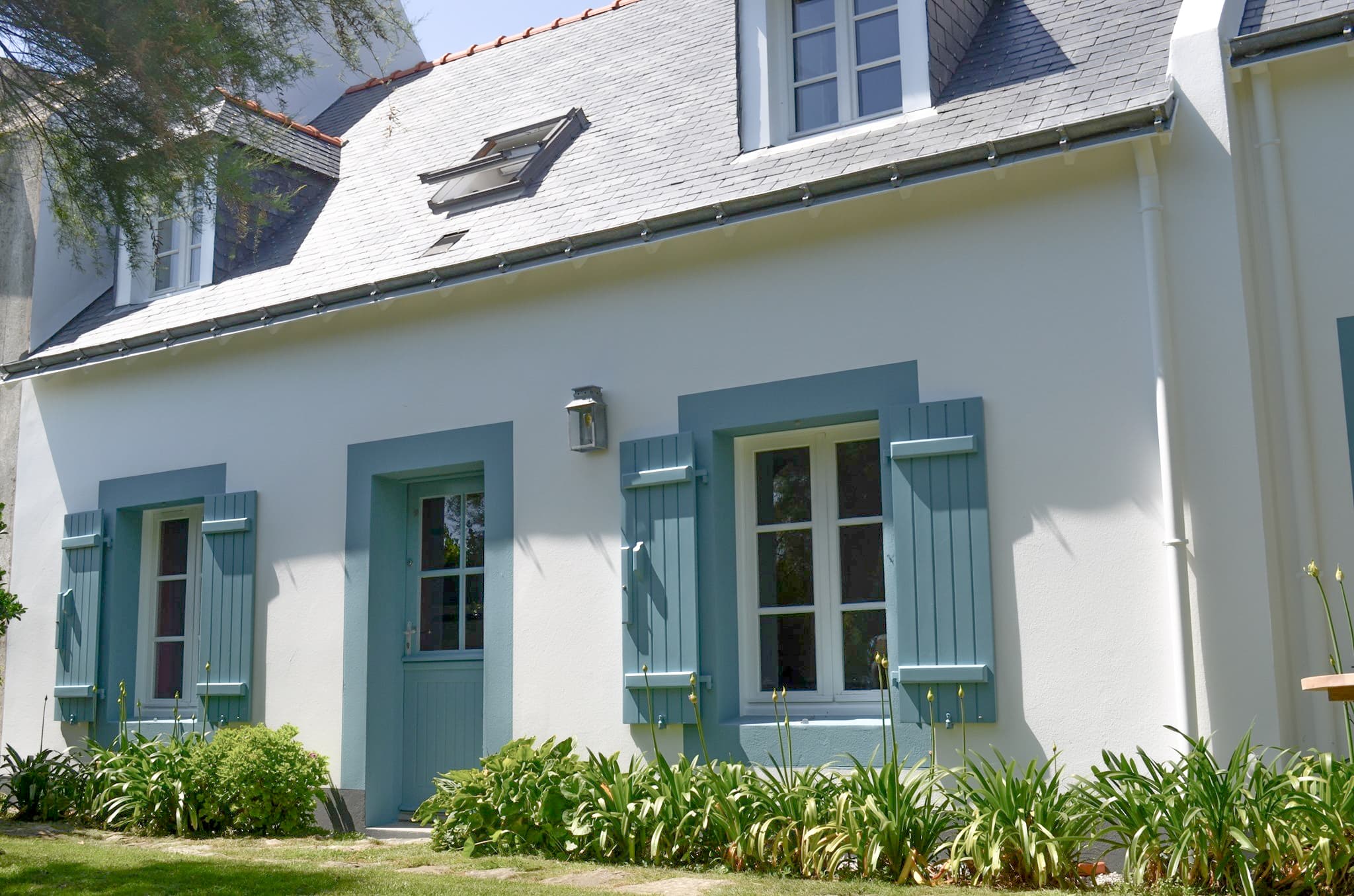 Maison avec volets bleus